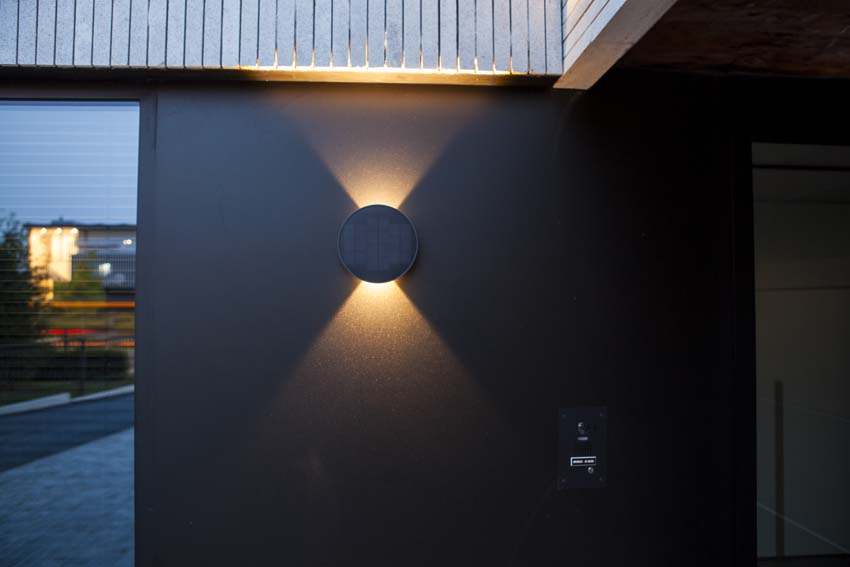 Wandlamp buiten Juno Solar - grijs - dimbaar - 9W - 3000K - IP54