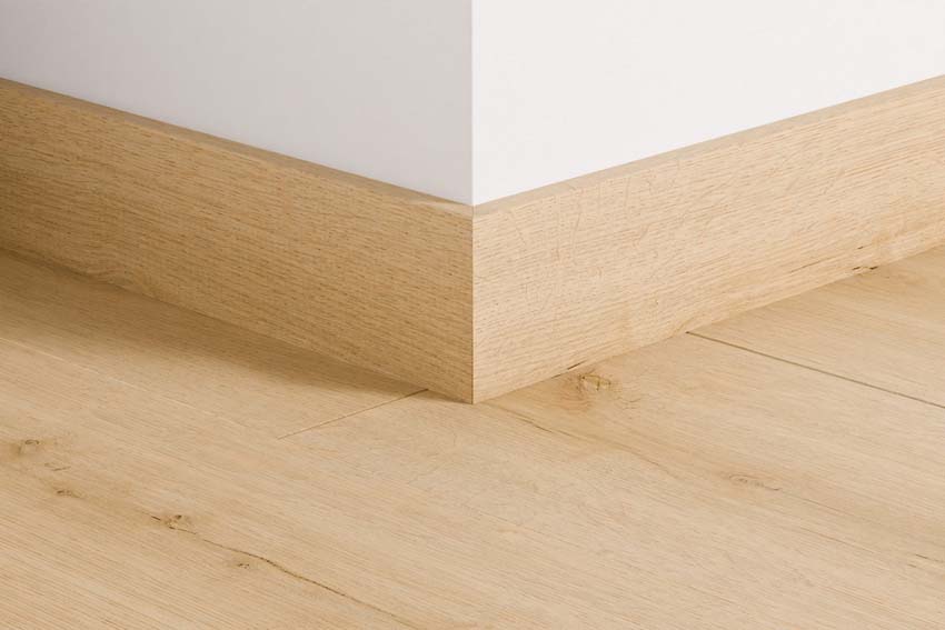 Plinthe de parquet Quick-Step chêne brun amande 240x1,4x7,7cm