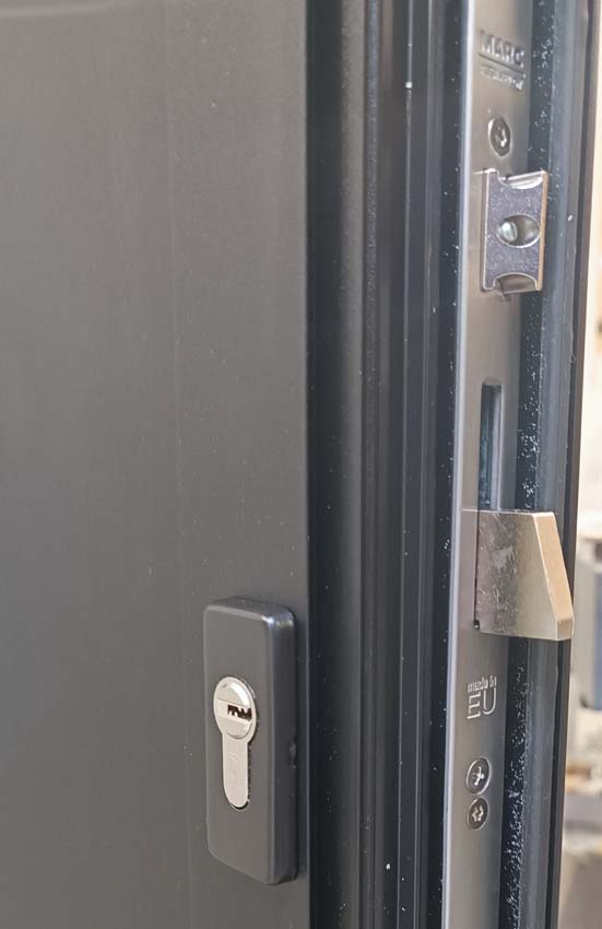 Porte extérieure Tavira en aluminium panneau plat noir 960x2180mm poussant à gauche