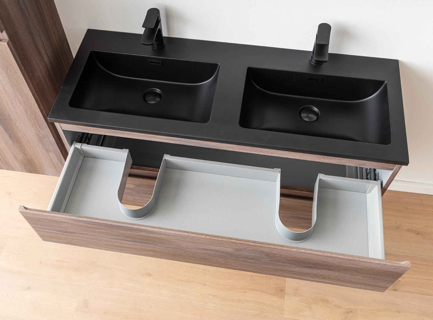 Meuble de salle de bains Tarik chêne ambré suspendu avec double vasque noir mat 120cm