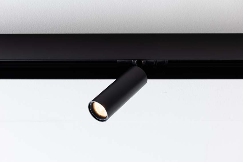 Rail lumineux Béa noir - 1,8m/2x1,2m - 3 lustres / 2 spots / 2 anneaux / 1 module - 6x4W Rail lumineux Béa noir - 1,8m/2x1,2m - 3 lustres / 2 spots / 2 anneaux / 1 module - 6x4W