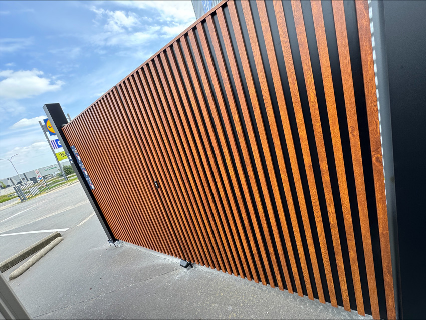 Portail battant double Line Up aluminium aspect bois 300x175cm - fermé avec lames verticales, quincaillerie incluse