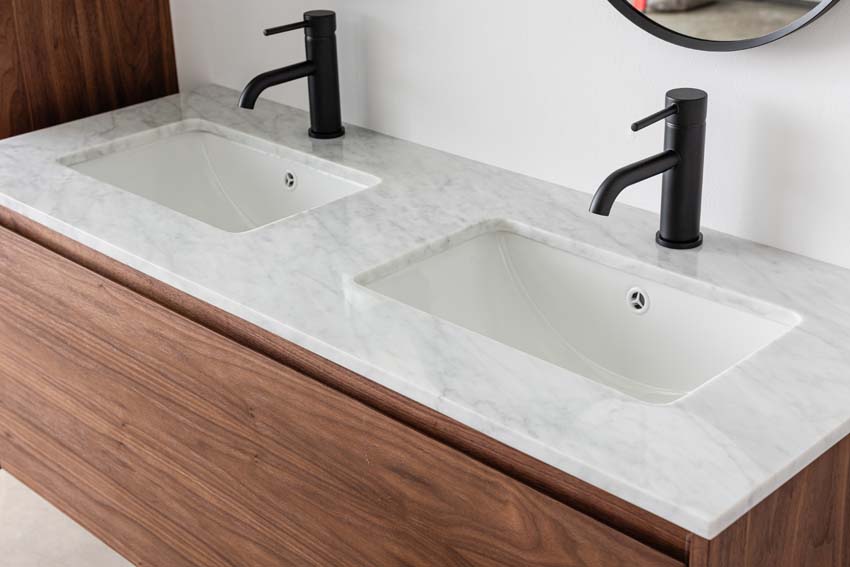 Meuble de salle de bains Falco noyer suspendu avec lavabo double effet marbre carrara 120cm