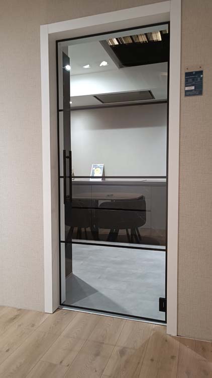 Porte intérieure vitrée complète Murano 4R 73x201cm poignée ronde noire + charnières premium