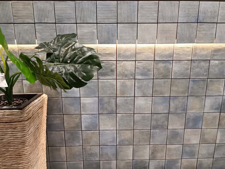 Carrelage mural Vic lignes bleu marine brillant 10x10cm