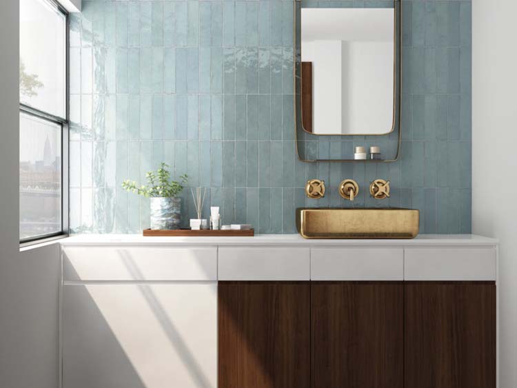 Carrelage mural Beccy Watercolour bleu brillant 6x24,5cm