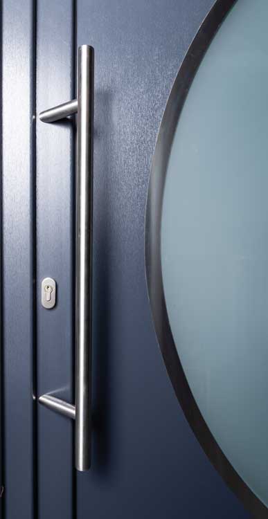 Porte extérieure demi-lune bordure inox PVC verre mat anthracite/blanc sur mesure ouvrant à gauche