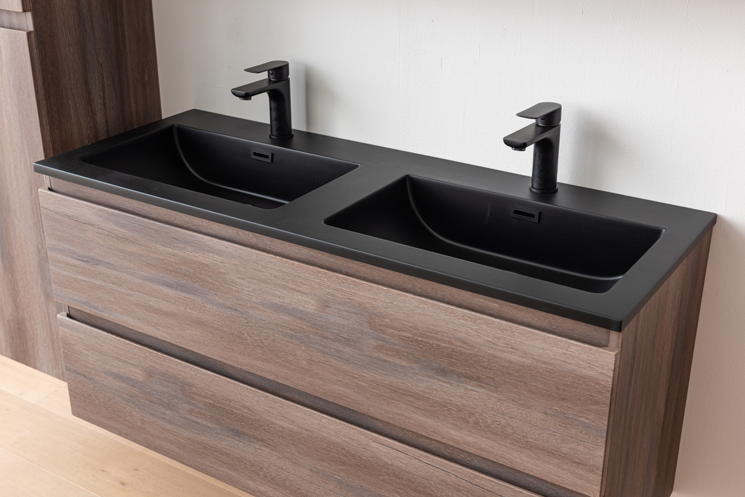 Meuble de salle de bains Tarik chêne ambré suspendu avec double vasque noir mat 120cm
