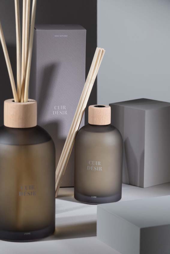 Bâtonnets parfumés Accords Essentiels Cuir Desir 8x8x28cm 250ml Bâtonnets parfumés Accords Essentiels Cuir Desir 8x8x28cm 250ml