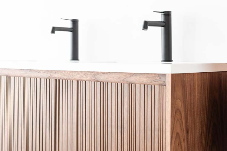 Badkamermeubel Warren walnoot hangend met dubbele wastafel mat wit 120cm