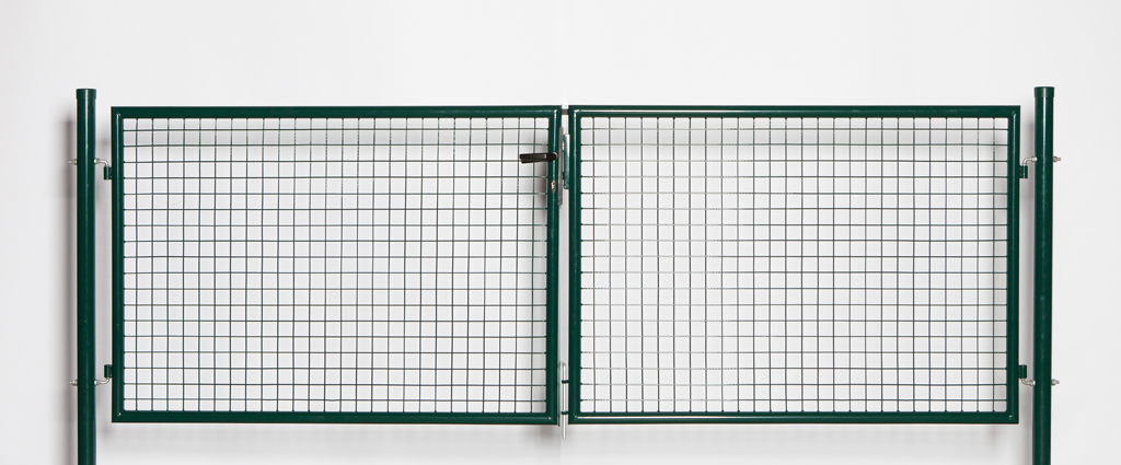 Complete dubbele tuinpoort groen 100x300cm - ronde palen, inclusief palen, slot en kruk