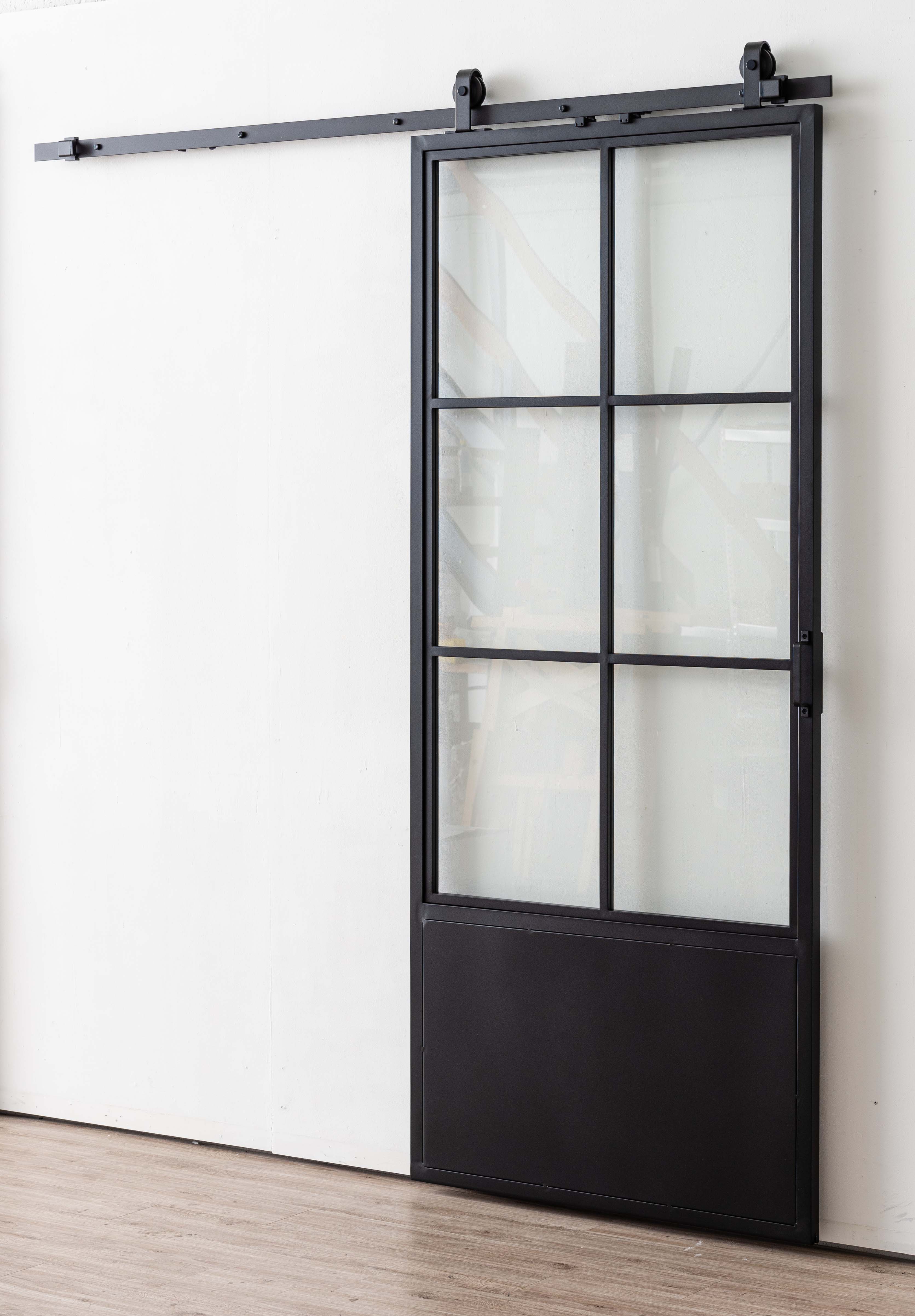 Porte coulissante simple en acier complète Tyra 6R sur mesure + rail noir