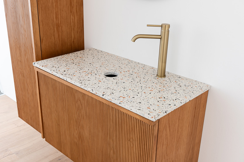 Badkamermeubel Fae eik hangend met enkel topblad terrazzo 90cm