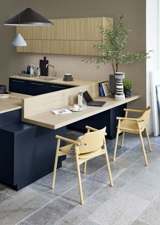 Keuken op maat in houtlook en koningsblauw Keuken op maat in houtlook en koningsblauw