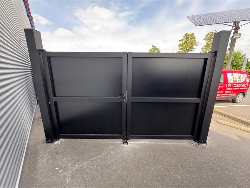 Portail battant double Line Up aluminium aspect bois 300x175cm - fermé avec lames verticales, quincaillerie incluse