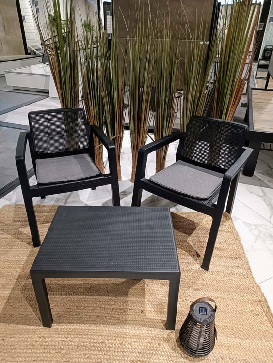 Set van tafel en 2 stoelen voor balkon met kussentjes