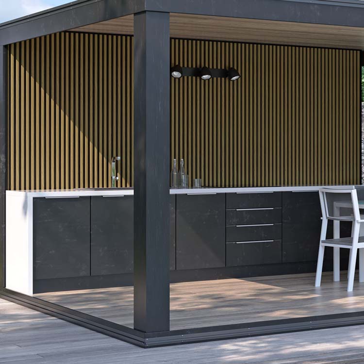 Gevelbekleding wpc houtlook gecombineerd met zwart in buitenkeuken