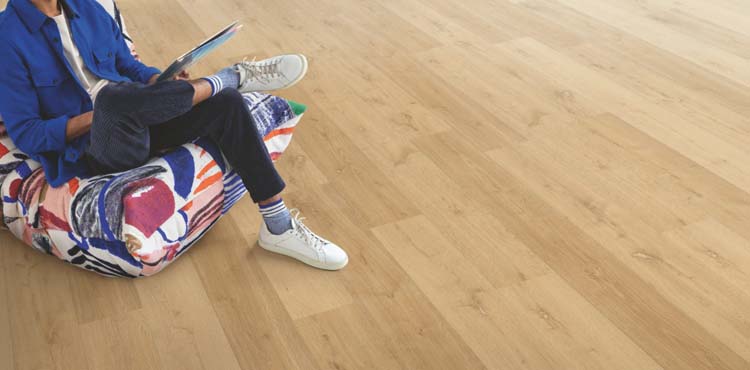 Sol vinyle Quick-Step Bloom planche 6mm chêne naturel élégant naturel 149,4x20,9cm avec sous-couche