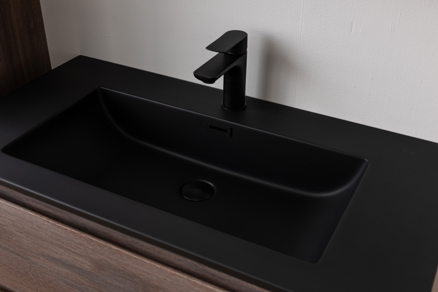 Badkamermeubel Tarik amber eik hangend met enkele wastafel mat zwart 90cm