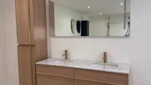 Badkamermeubel Felix eik hangend met dubbele wastafel carrara 140cm Badkamermeubel Felix eik hangend met dubbele wastafel carrara 140cm