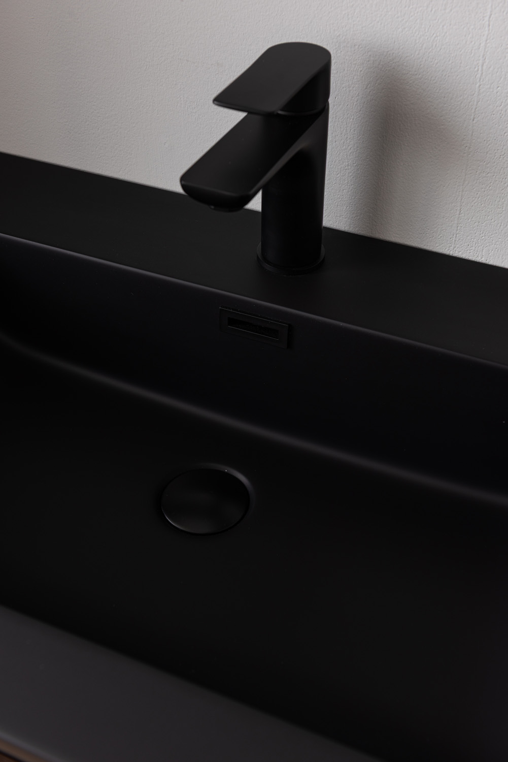 Badkamermeubel Tarik amber eik hangend met enkele wastafel mat zwart 90cm