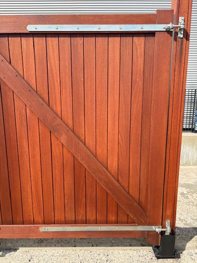 Portail simple Bangkirai en bois 100x180cm fermé
