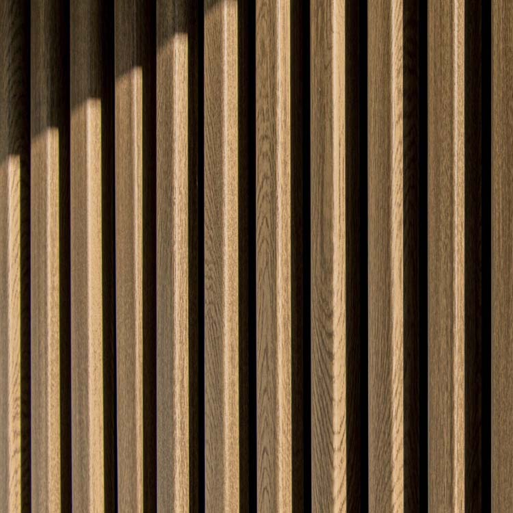 Gevelbekleding wpc houtlook gecombineerd met zwart - closeup zijkant
