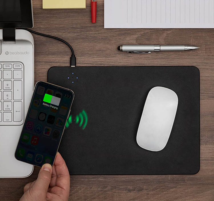 Tapis de souris aspect cuir noir avec chargeur sans fil