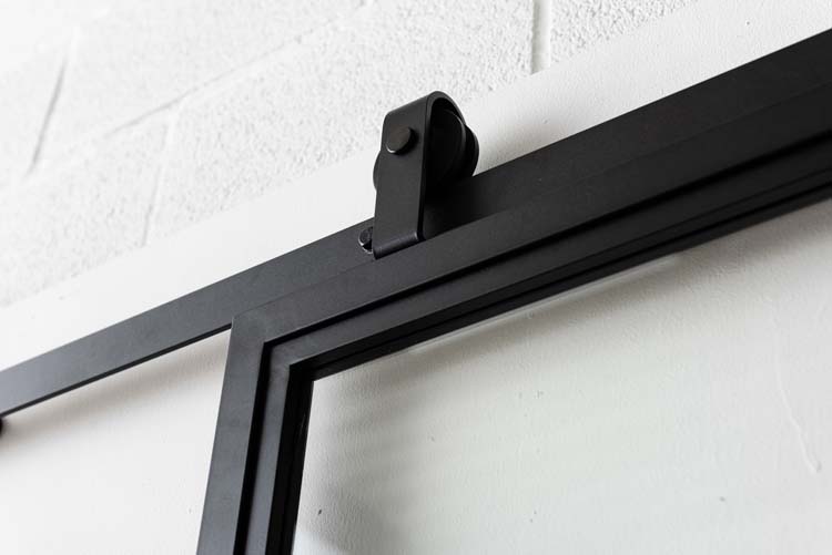 Porte coulissante simple en acier complète Tyra 8R sur mesure + rail noir