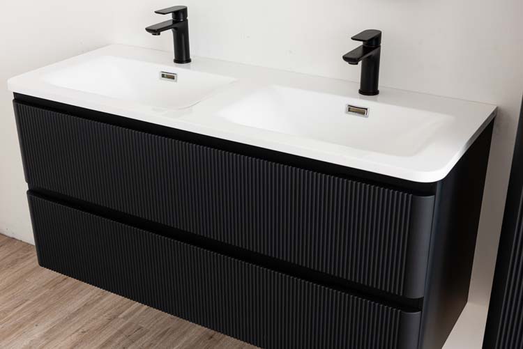 Badkamermeubel Julia mat zwart hangend met dubbele mineraal marmer wastafel glanzend wit 120cm