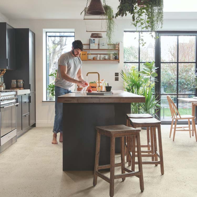 Vinyl vloer Quick-Step Illume tegel 6mm kiezelbeton beige 85,6x42,8cm met ondervloer Vinyl vloer Quick-Step Illume tegel 6mm kiezelbeton beige 85,6x42,8cm met ondervloer