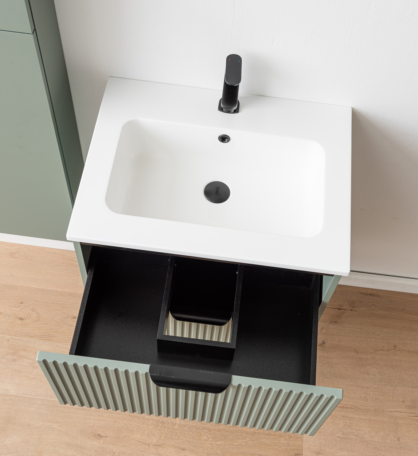 Badkamermeubel Raven saliegroen hangend met wastafel Aveda wit glanzend 60cm