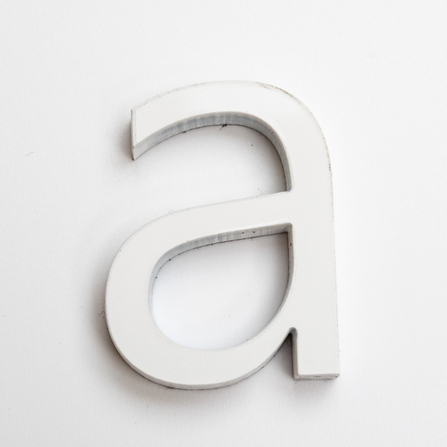 Letter a pvc wit 9 cm met kleefstrip