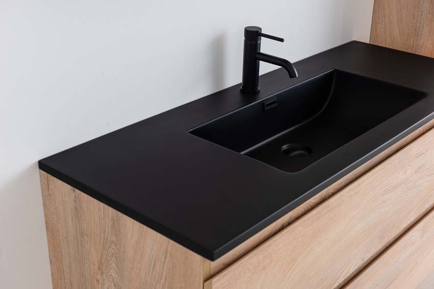 Meuble de salle de bain Tibo en chêne méditerranéen avec lavabo simple noir mat 120cm