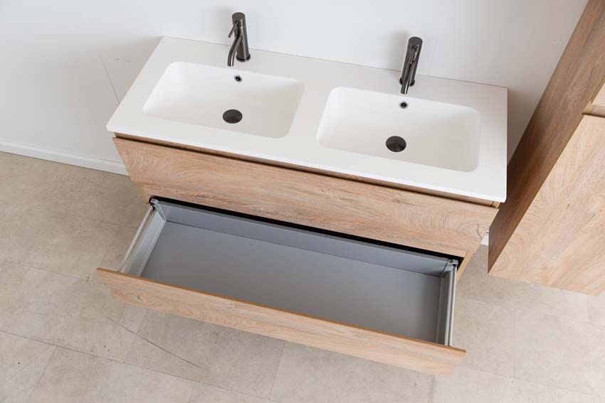 Meuble de salle de bain Tibo en chêne méditerranéen avec double lavabo blanc mat 120cm