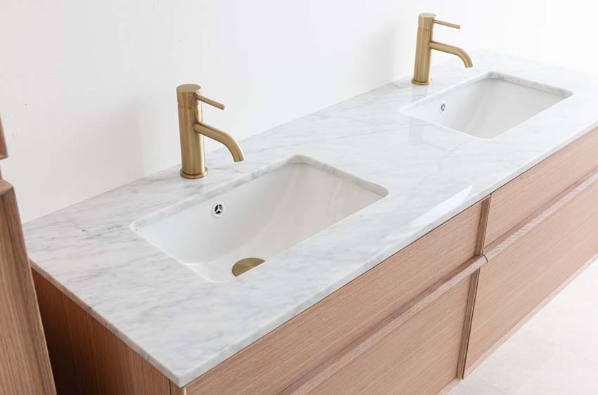 Meuble de salle de bains Felix chêne suspendu avec lavabo double effet marbre carrara 140cm