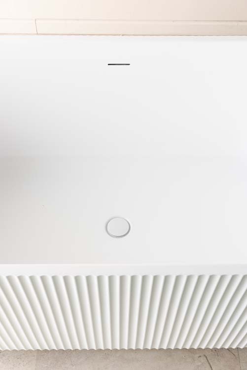 Vrijstaand bad Chloe mat wit geribbeld 170x80cm