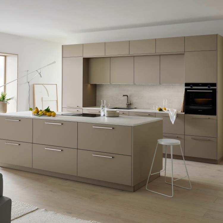 Keuken op maat beige met chroom afwerking