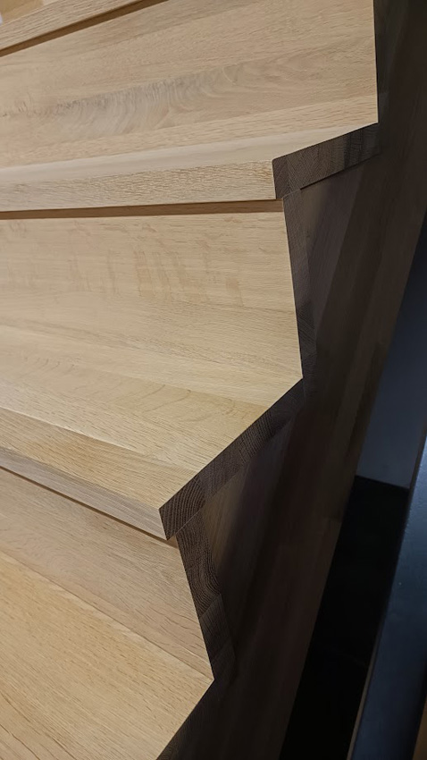 Gesloten trap Lubeck eik recht 305x90cm aantrede 20cm