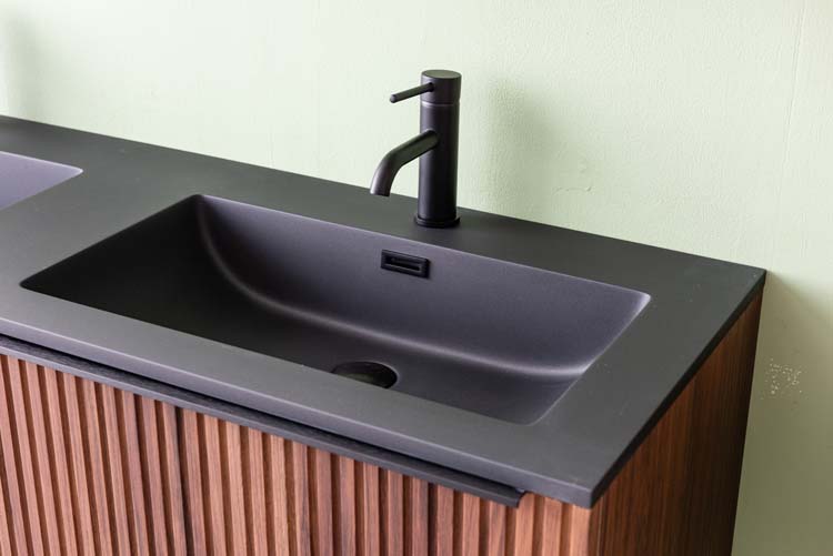 Badkamermeubel Soetkin notelaar hangend met dubbele wastafel mat zwart 140cm