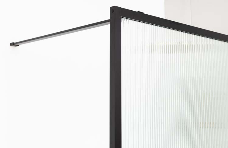 Douchewand Umi 2 geribbeld zwart profiel 140x200cm met stang