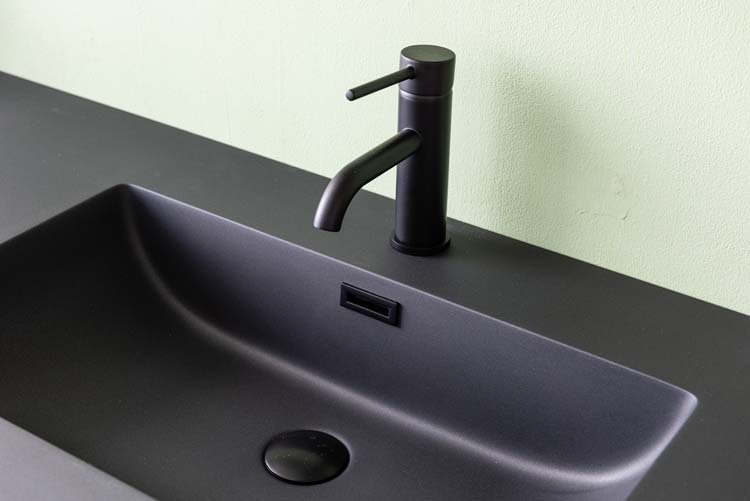Badkamermeubel Soetkin notelaar hangend met dubbele wastafel mat zwart 140cm