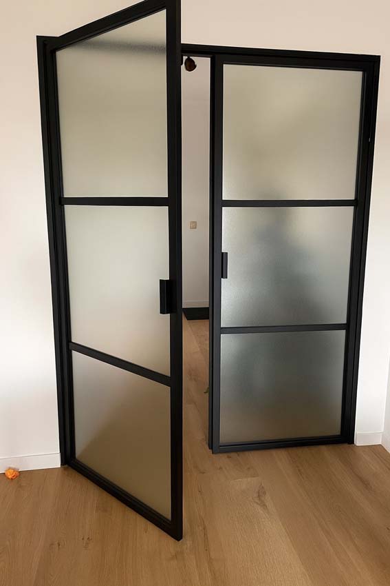 Porte intérieure double vitrée Luxe Dimaro Nero verre mat sur mesure noir poussant à droite