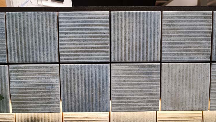 Carrelage mural Vic lignes bleu marine brillant 10x10cm