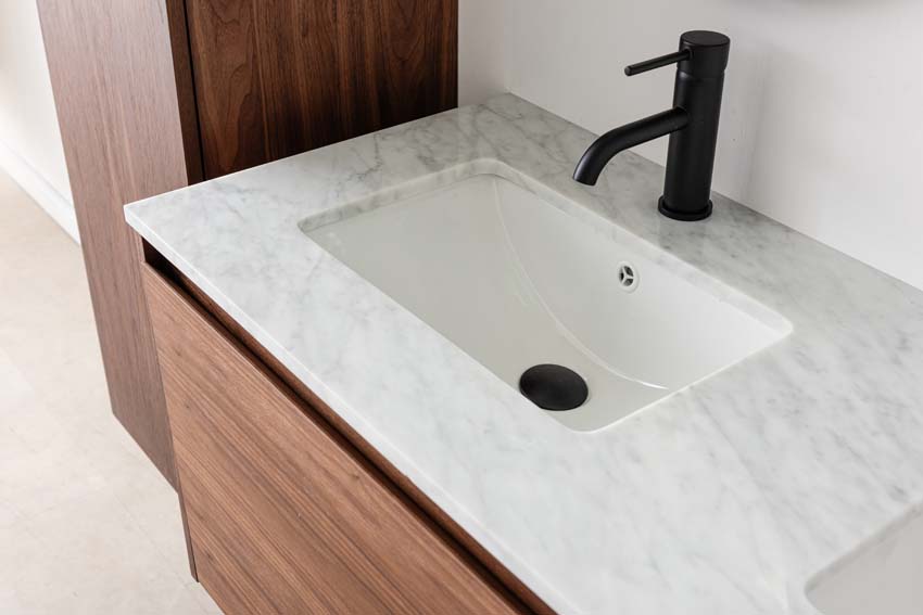 Meuble de salle de bains Falco noyer suspendu avec lavabo double effet marbre carrara 120cm