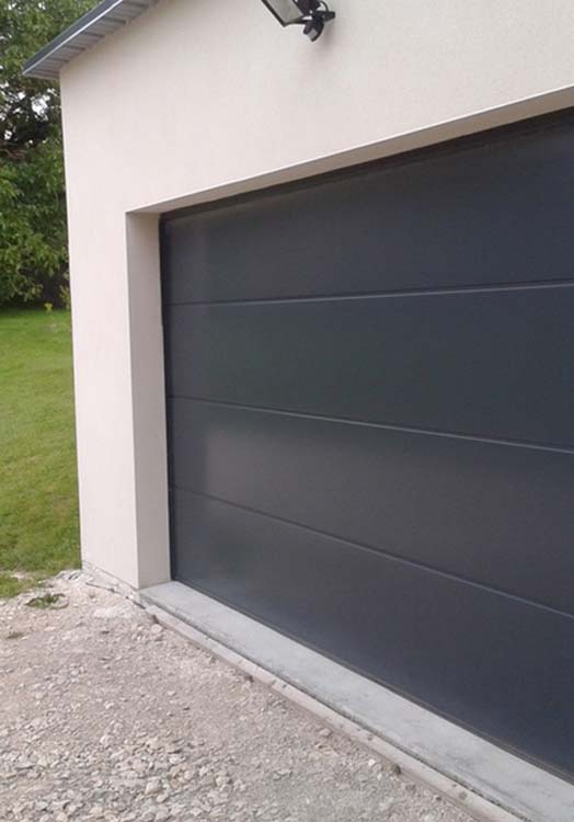 Porte sectionnelle Dora anthracite avec moteur et ressort de traction L2375xH2125mm