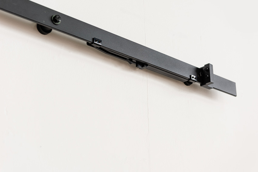 Porte coulissante simple complète Barn Tristan en pin 93x211,5cm + rail robuste noir