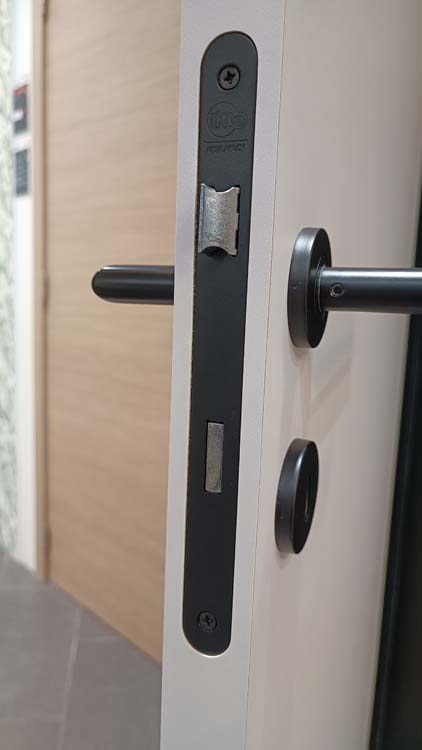 Porte intérieure complète Palladium blanche avec ferrure noire 201,5x73cm structure alvéolaire réversible + châssis 16,5cm