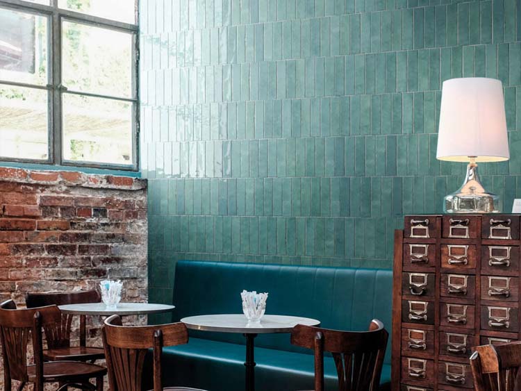 Carrelage mural Beccy Watercolour bleu brillant 6x24,5cm