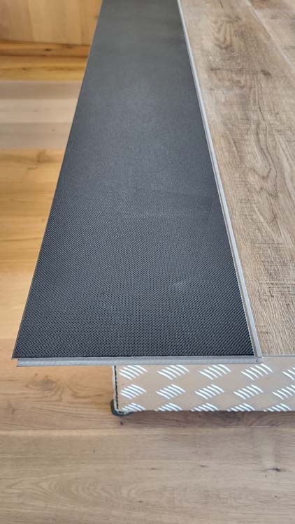 Vinyl vloer plank 5mm eik bruin 122x17,8cm met ondervloer Vinyl vloer plank 5mm eik bruin 122x17,8cm met ondervloer